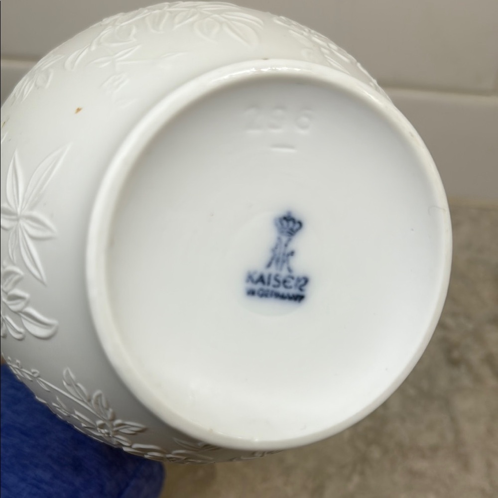 Vintage KAISER 296 Bisque Porcelain Bird of Paradise Embossed Vase W Germany - Picture 6 of 6